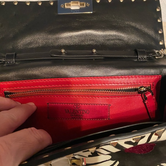 💯❤️ Authentic Valentino Black Flower Motif Leather
Rockstud Chain Shoulder Bag - Picture 12 of 16